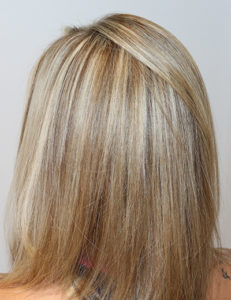coiffure femme blond platine