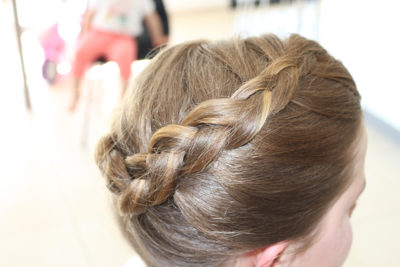 tresse plaquée femme blonde