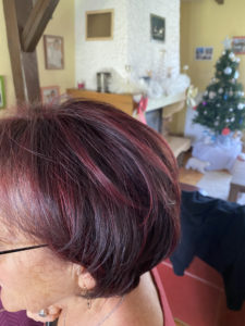 coiffure femme mèches rouges