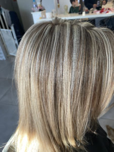 coiffure femme mèches blondes